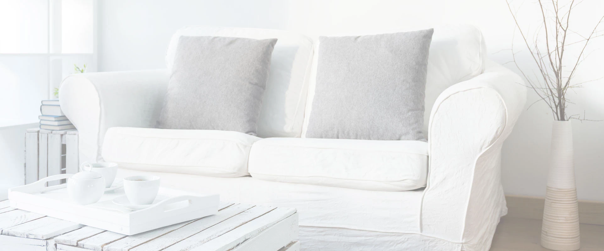 biała sofa z poduszkami